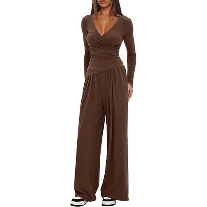Ensemble sportswear femme kaki, composé d'un haut à manches longues et d'un pantalon ample.