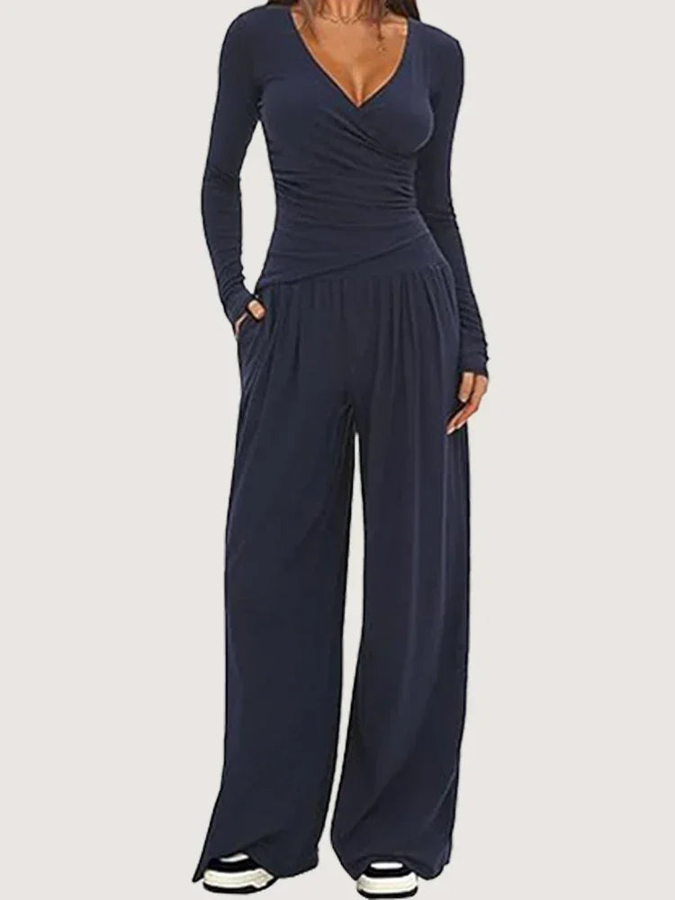 Ensemble sportswear femme noir, composé d'un haut à manches longues et d'un pantalon ample en tissu respirant.