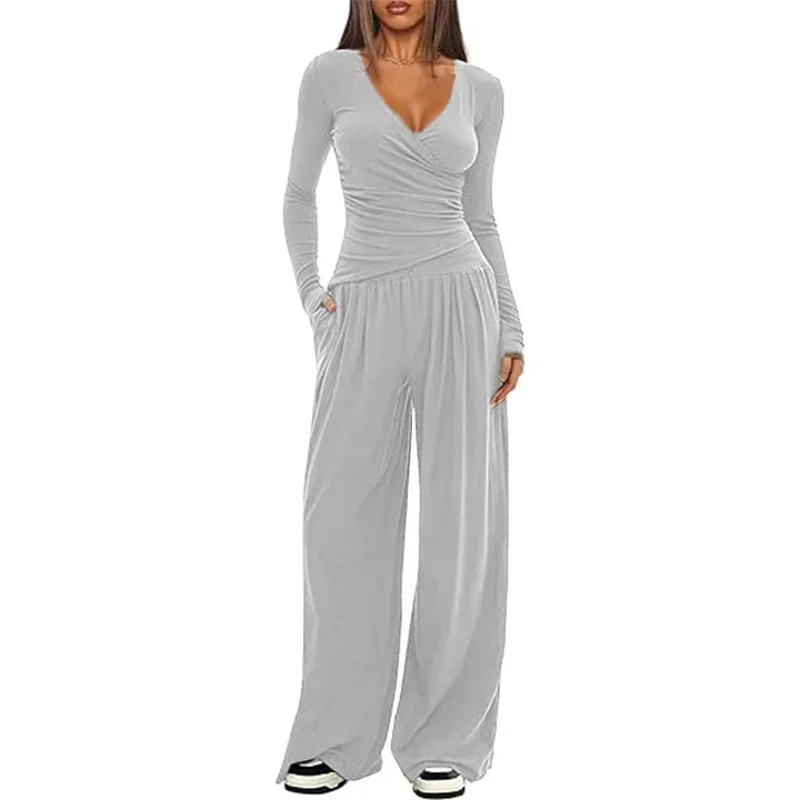 Ensemble sportswear femme kaki, en coton mélangé, avec pantalon ample et manches longues au design moderne.