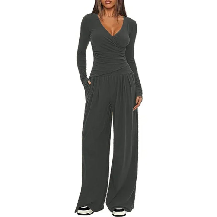 Ensemble sportswear femme kaki, avec pantalon ample et manches longues, conçu pour le confort lors des activités sportives.
