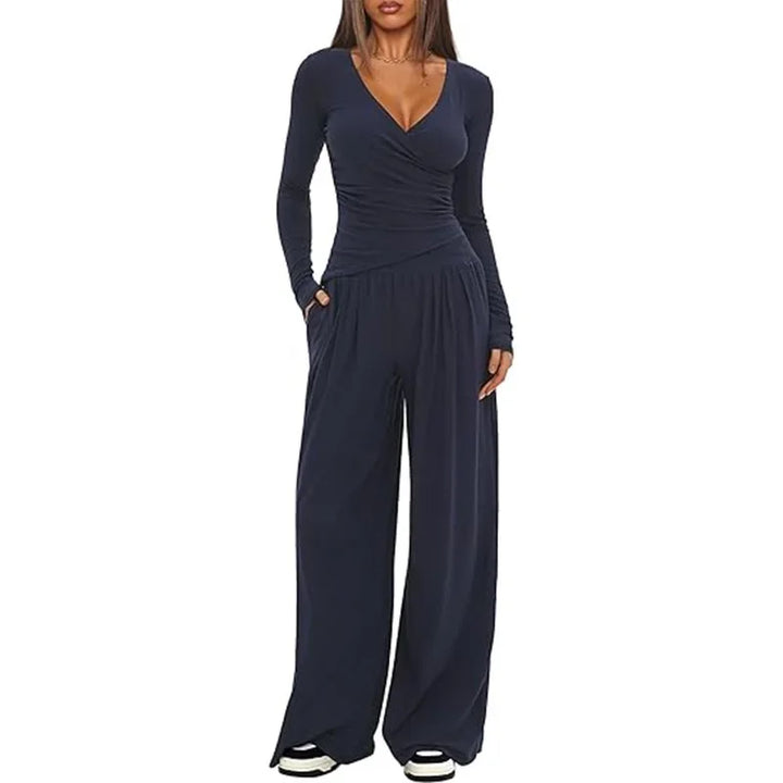 Ensemble sportswear femme kaki, pantalon ample et manches longues, conçu en matériau respirant.