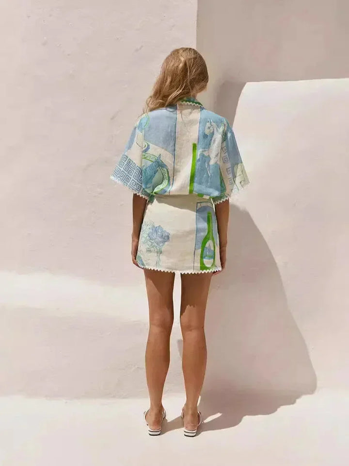 Ensemble été femme en coton, bleu et blanc, avec motifs géométriques modernes, parfait pour une allure décontractée.