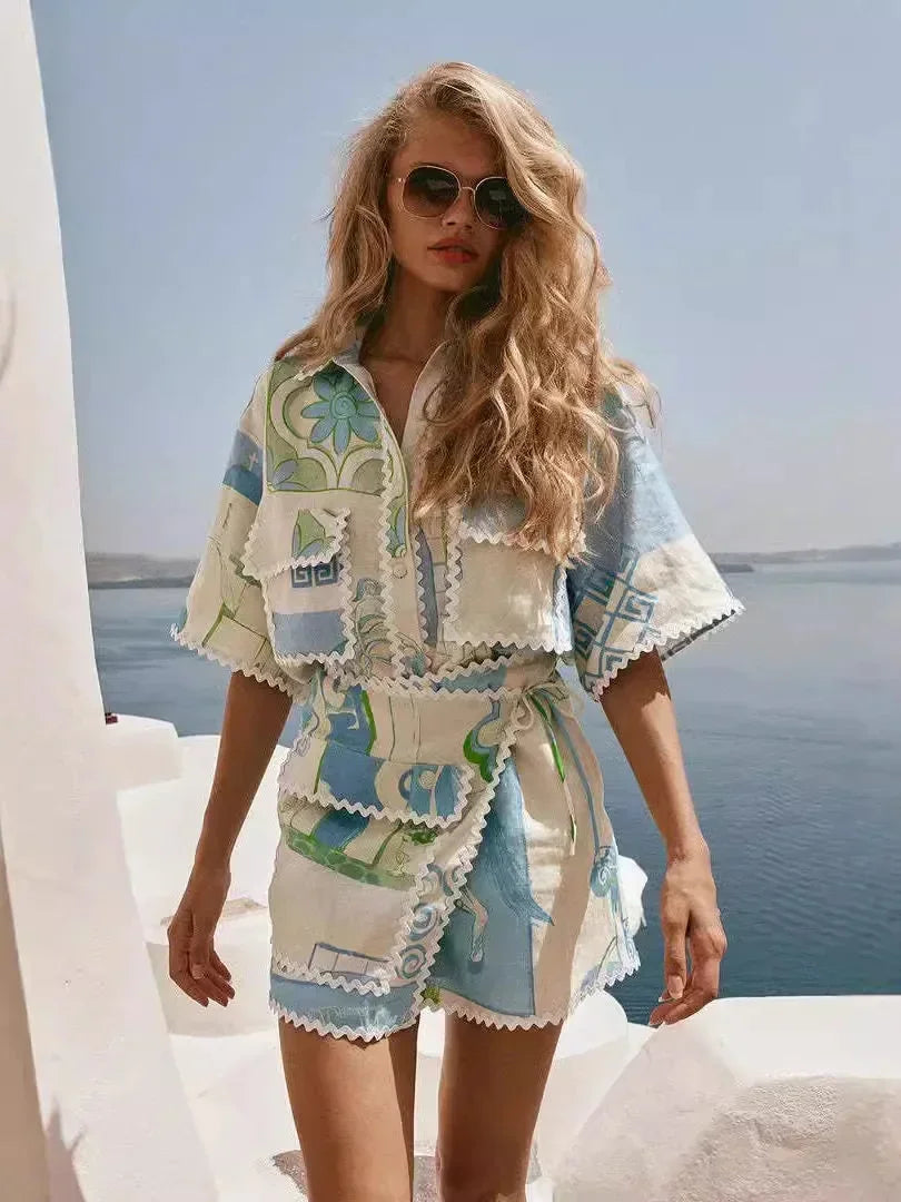 Ensemble été femme bleu et blanc avec motifs géométriques, en tissu léger et respirant, idéal pour les journées chaudes.