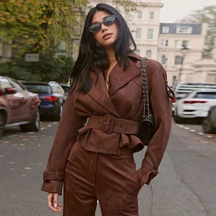 Ensemble veste kaki et pantalon femme, ceinture ajustable, revers, coupe moderne.