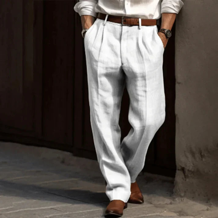 Pantaloni uomo lino bianco eleganti, vestibilità comoda, abbinati a cintura marrone e scarpe in pelle. Ideali per look estivo raffinato.
