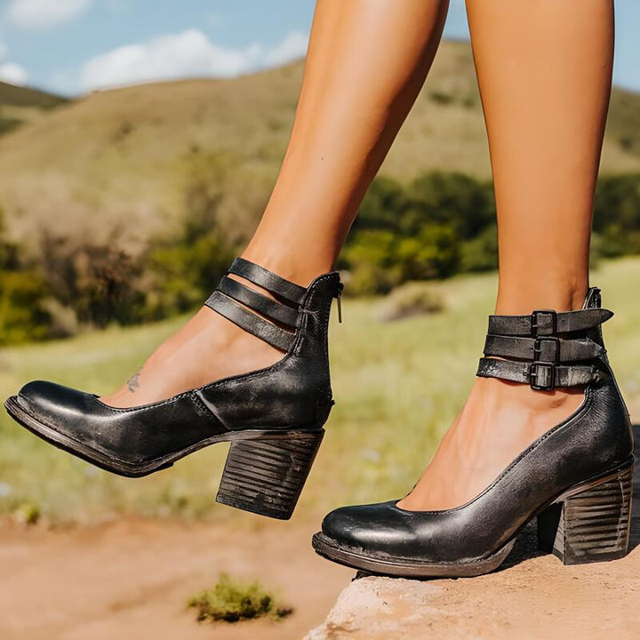 Scarpe nere con tacco largo e cinturini, indossate all&