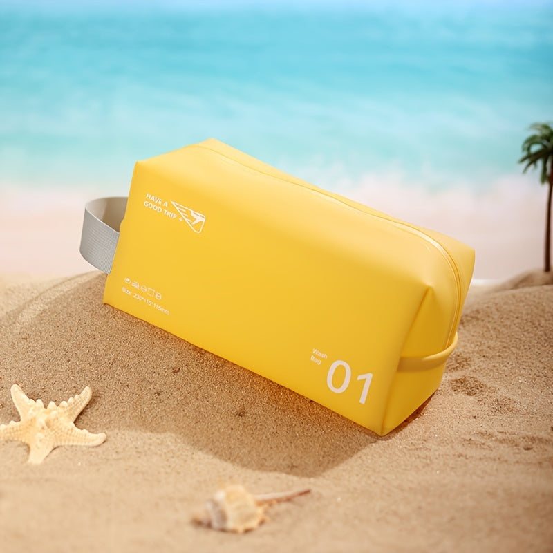 Astuccio da viaggio giallo su spiaggia sabbiosa con stella marina, palme e mare sullo sfondo. Accessorio impermeabile, ideale per vacanze estive.