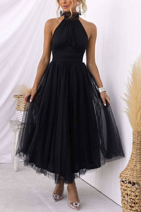 Abito nero elegante da donna, lungo e senza maniche, con scollo all'americana. Perfetto per eventi formali e serate speciali.