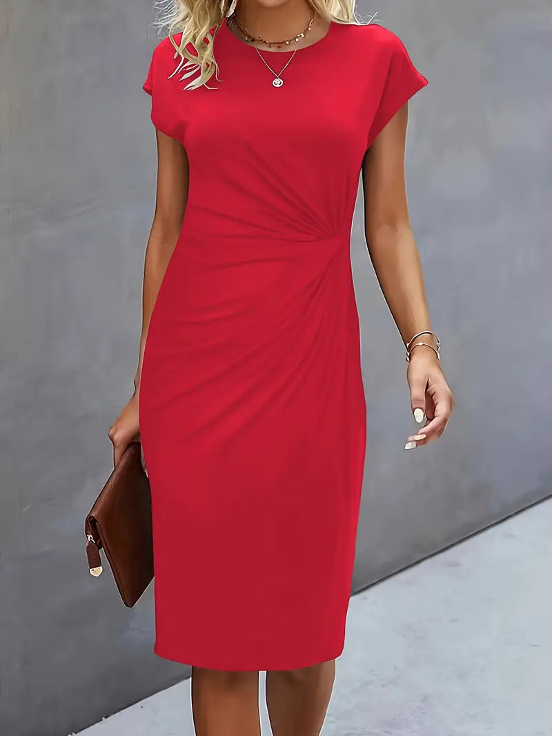 Abito rosso elegante da donna, maniche corte, lunghezza al ginocchio, adatto per occasioni formali. Accessori: collana e borsa marrone.
