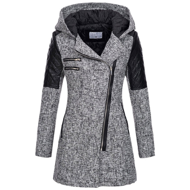 Cappotto donna invernale grigio con cappuccio, chiusura zip asimmetrica, dettagli in pelle nera su spalle e maniche, elegante e moderno.