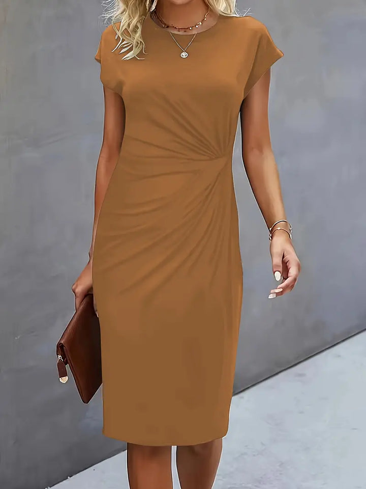Abito midi marrone elegante da donna, maniche corte, design drappeggiato, perfetto per occasioni formali. Accessori: collana e borsa a mano.