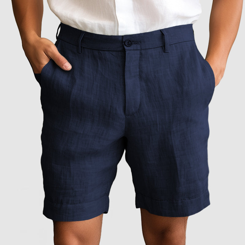 Pantaloncini uomo blu navy in lino, eleganti e casual, con tasche laterali. Ideali per l'estate, abbinati a camicia bianca. Moda maschile estiva.
