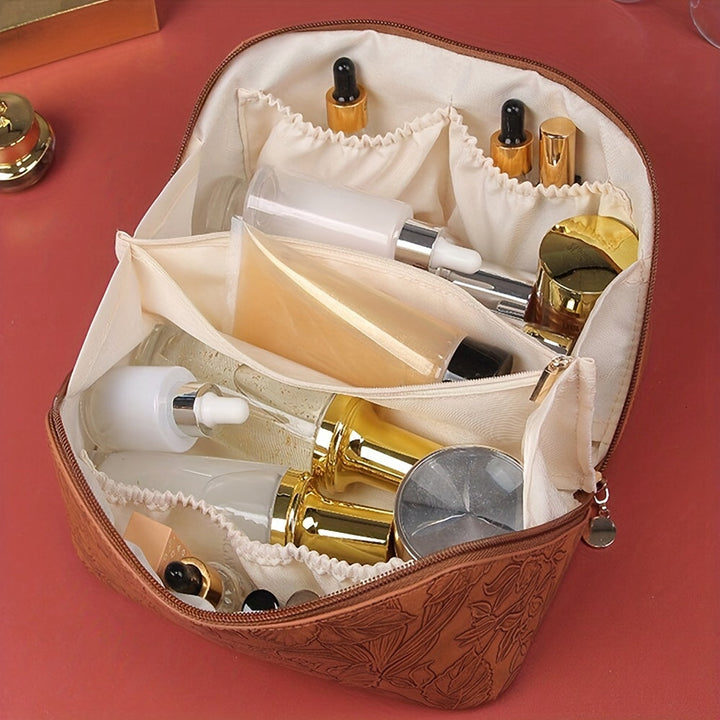 Beauty case aperto con flaconi cosmetici, sieri e creme su sfondo rosso. Organizer da viaggio per prodotti skincare, accessori trucco eleganti.