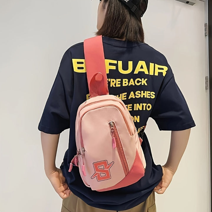Zaino a tracolla rosa su donna con maglietta nera, design moderno, tasche multiple, ideale per scuola e tempo libero. Accessorio moda casual.