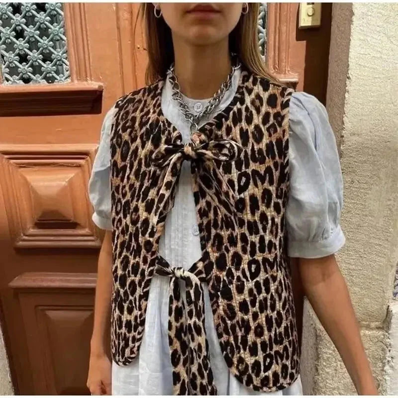 Gilet femme léopard en tissu doux, avec nœuds décoratifs pour un design élégant.