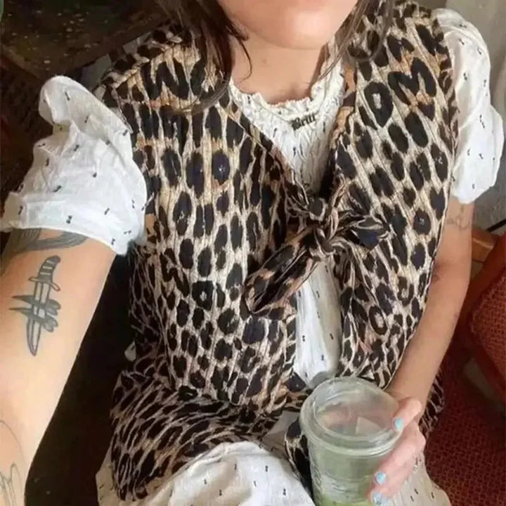 Gilet femme léopard, en tissu doux, avec détails de nœuds pour un style unique.