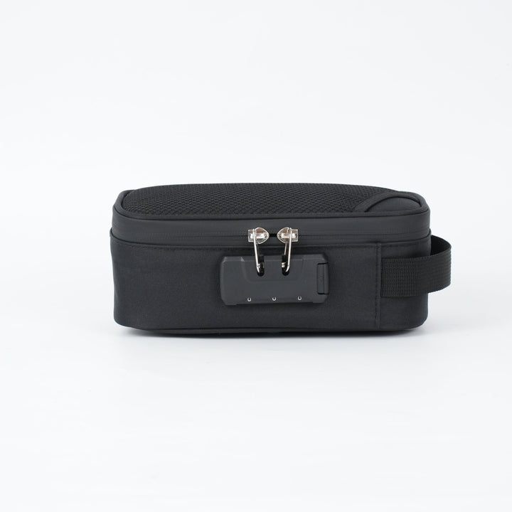 Custodia nera con chiusura a combinazione, design compatto e maniglia laterale. Ideale per viaggi, sicurezza e organizzazione.