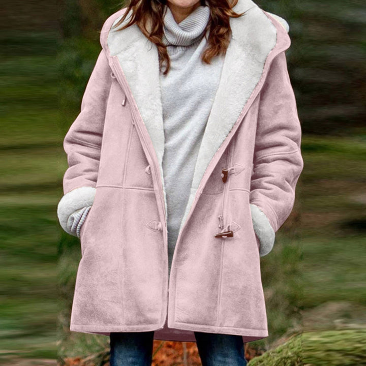 Cappotto donna invernale rosa con cappuccio, foderato in pelliccia sintetica bianca, chiusura a bottoni, ideale per look casual e caldi.
