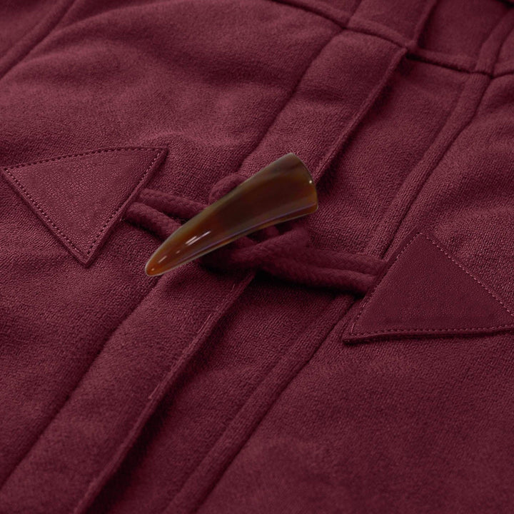 Cappotto montgomery bordeaux in lana con alamaro in legno. Elegante e caldo, ideale per l'inverno. Moda uomo, abbigliamento invernale.