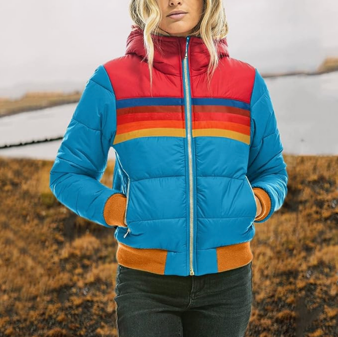 Giacca invernale colorata da donna con cappuccio, design a righe rosse e arancioni, perfetta per escursioni e attività all&