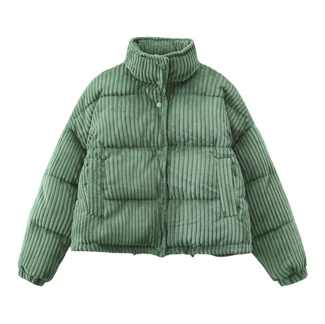 Giacca trapuntata verde in velluto a coste, design invernale, chiusura a bottoni, colletto alto, tasche frontali, moda donna, abbigliamento caldo.