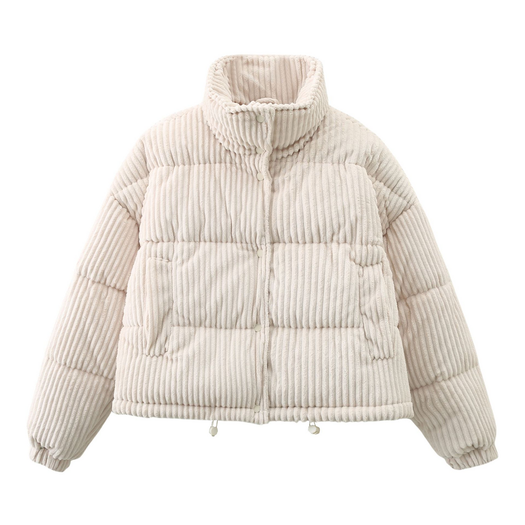 Giacca trapuntata beige in velluto a coste, design imbottito, colletto alto, chiusura con zip, moda invernale donna, stile casual elegante.