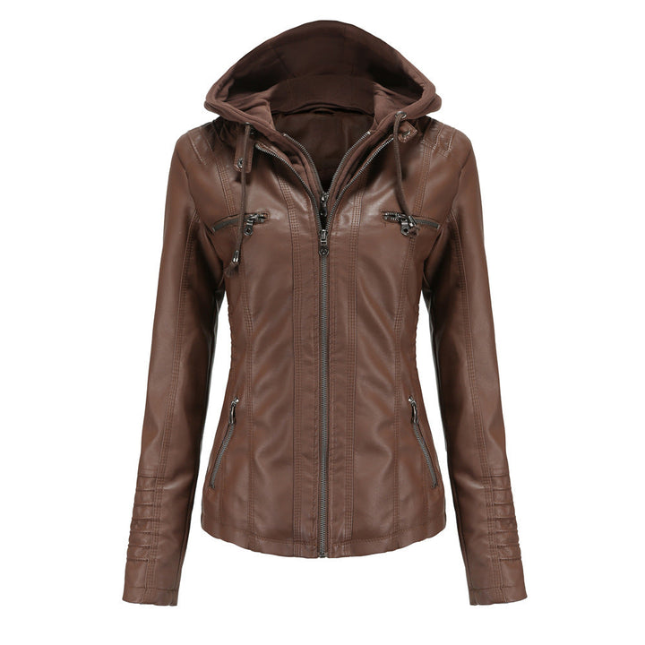 Giacca in pelle marrone da donna con cappuccio, zip frontale, tasche multiple. Moda autunnale, stile casual, abbigliamento esterno elegante.
