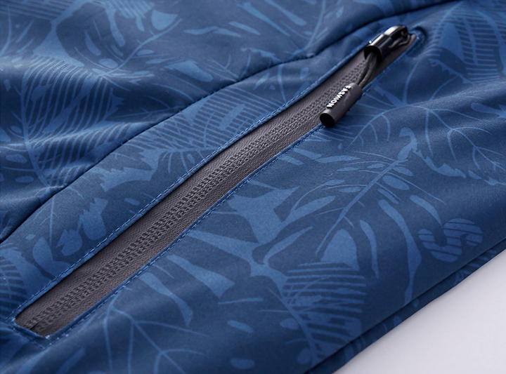 Giacca sportiva blu con motivo foglie tropicali, cerniera nera resistente, tessuto impermeabile. Ideale per attività outdoor e tempo libero.