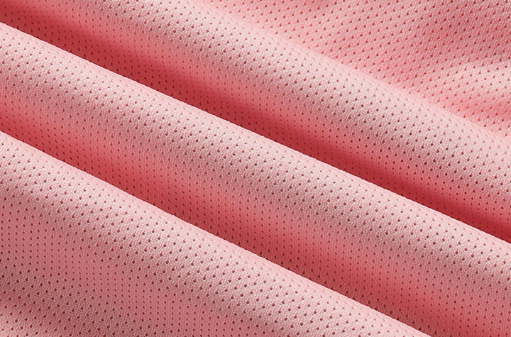 Tessuto a rete rosa, traspirante e leggero, ideale per abbigliamento sportivo e accessori moda. Materiale resistente e di alta qualità.