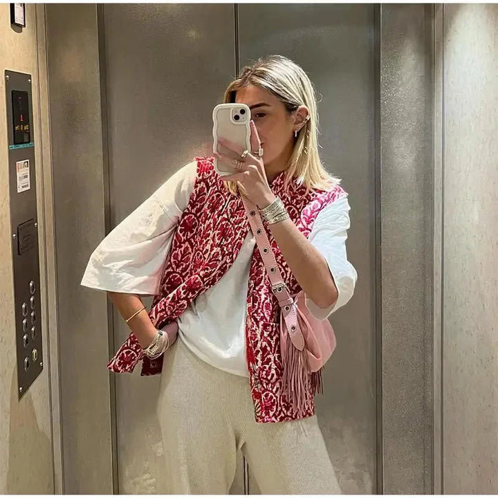 Gilet boho femme rose avec imprimé floral et ethnique, en tissu léger, idéal pour les looks d'été décontractés.