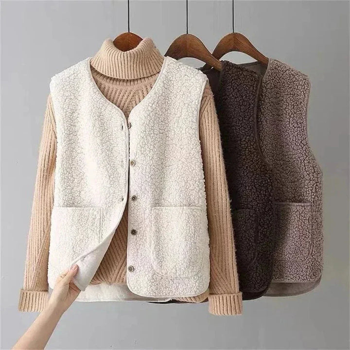 Gilet femme marron en matériau doux, coupe confortable, doublure chaude pour l'hiver, idéal pour le superposition.