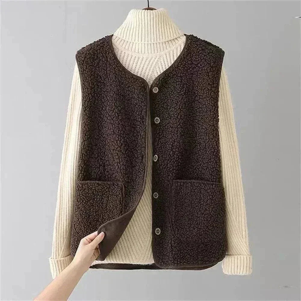 Gilet beige pour femme en matière douce, avec poches pratiques et coupe confortable pour l'hiver.
