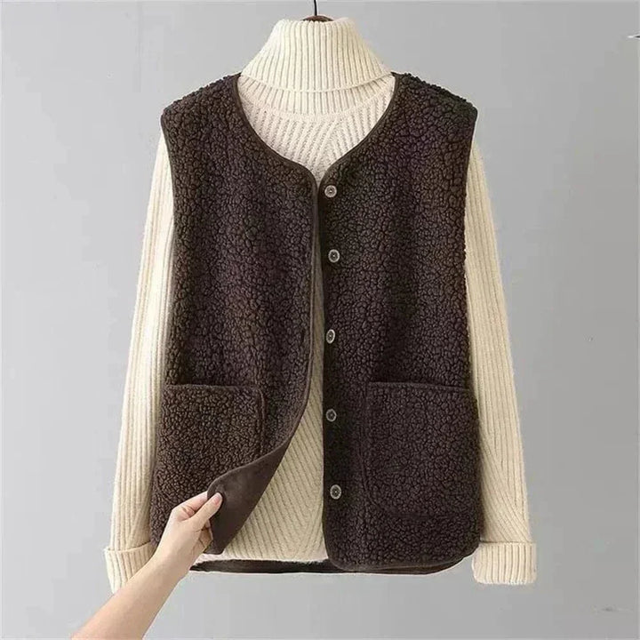 Gilet beige pour femme en matière douce, avec poches pratiques et coupe confortable pour l'hiver.