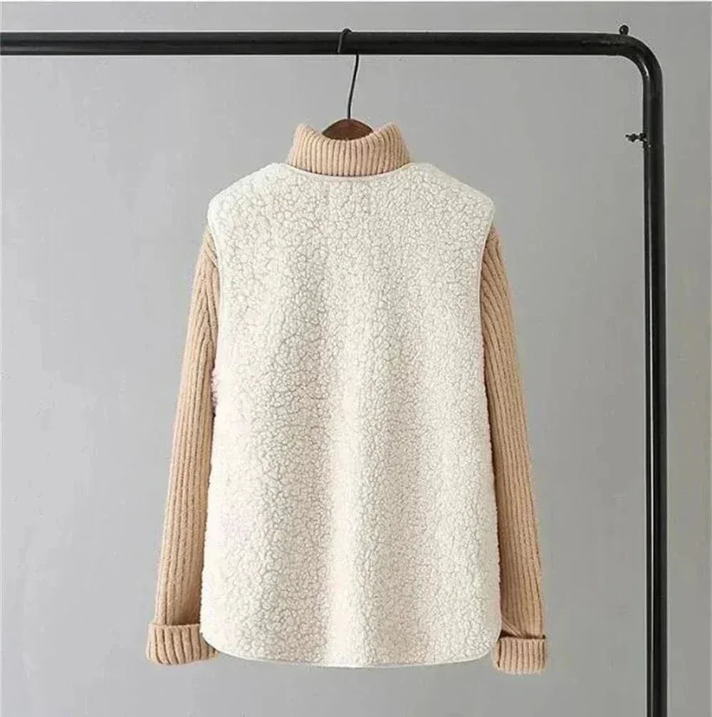Gilet femme beige en matériau doux et chaud, design moderne, idéal pour superposer en hiver.