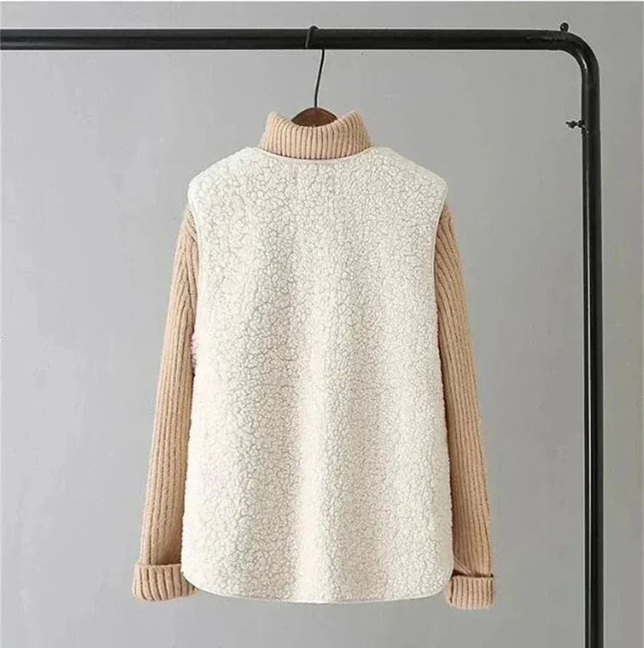 Gilet femme beige en matériau doux et chaud, design moderne, idéal pour superposer en hiver.