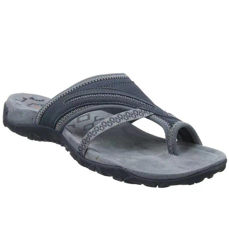 Sandalo infradito uomo in pelle grigia, suola antiscivolo, design casual, ideale per estate e spiaggia. Comfort e stile per ogni occasione.