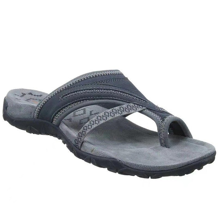Sandalo infradito uomo in pelle grigia, suola antiscivolo, design casual, ideale per estate e spiaggia. Comfort e stile per ogni occasione.