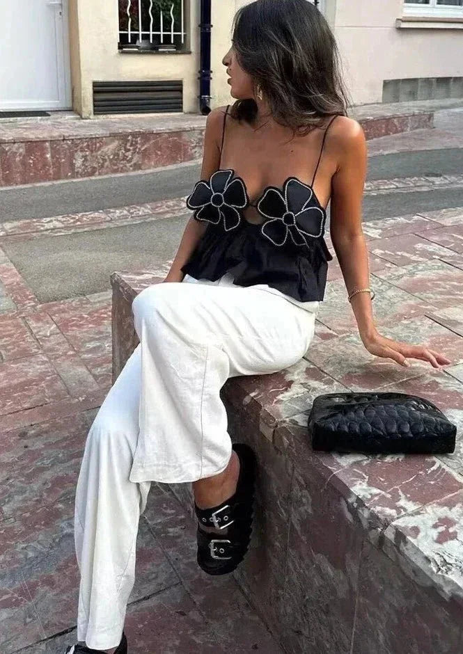 Haut court femme en coton, ornée d'appliques florales, avec fines bretelles délicates pour un look estival.