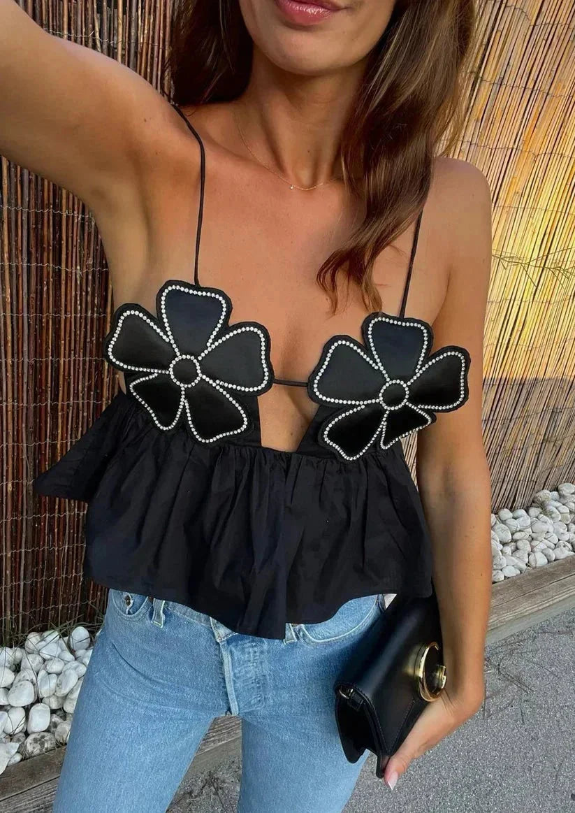 Haut court femme en coton avec appliques florales délicates et bretelles fines, parfait pour un look estival.