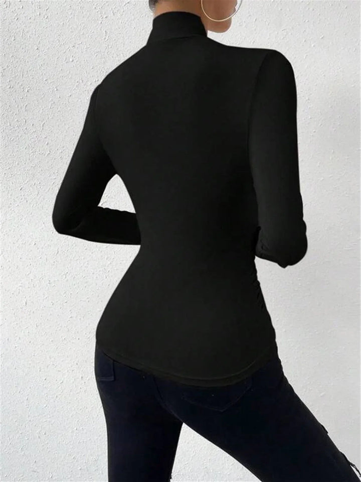 Haut croisé drapé à manches longues en tissu léger, avec un décolleté en V et une silhouette flatteuse pour un look élégant.