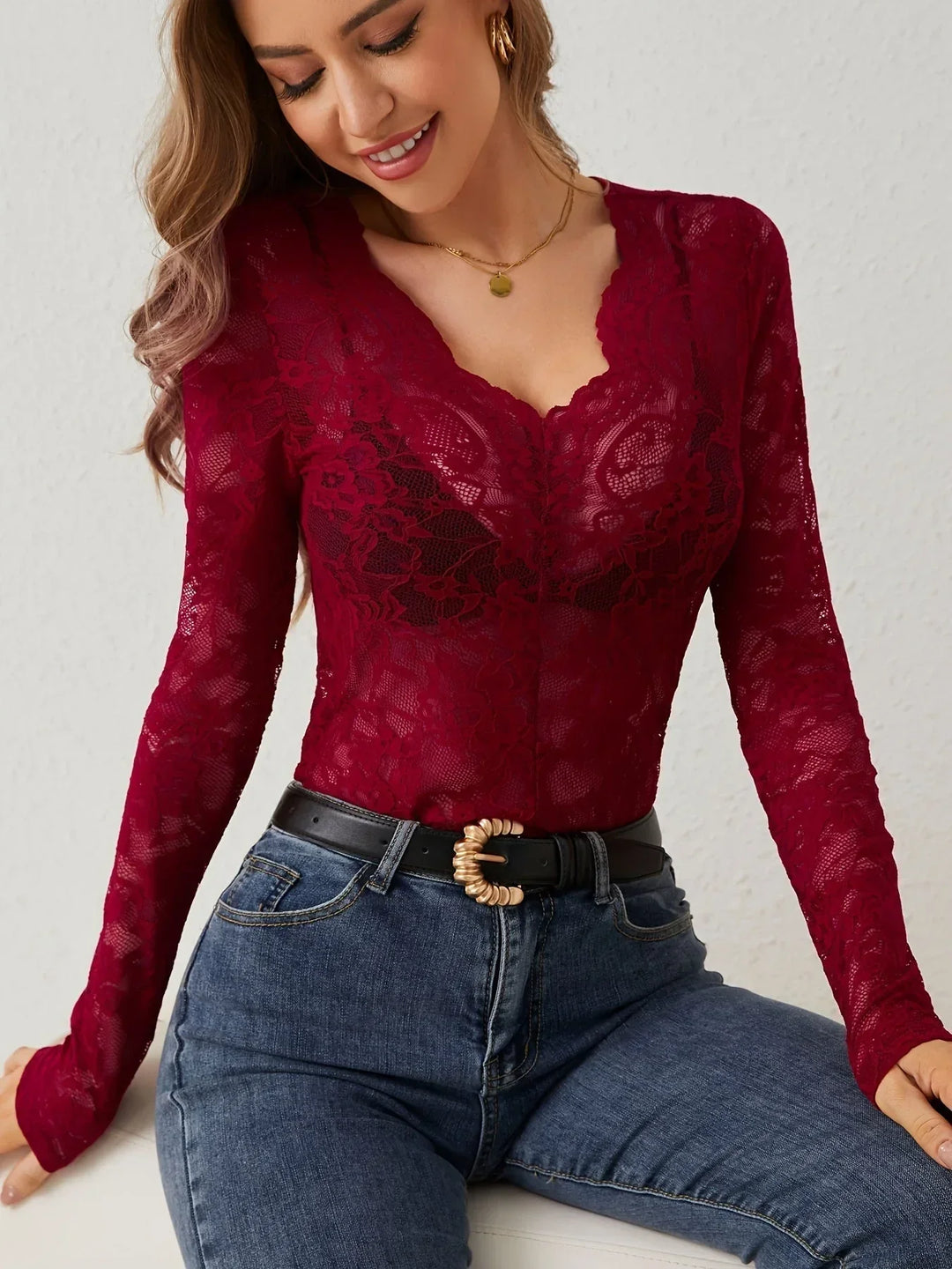 Haut en dentelle rouge foncé, manches longues, col V, design féminin.