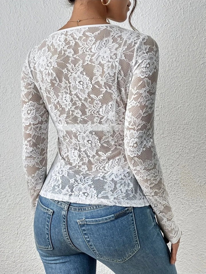 Haut en dentelle blanche, manches longues, col V, adaptée pour des occasions festives ou quotidiennes.