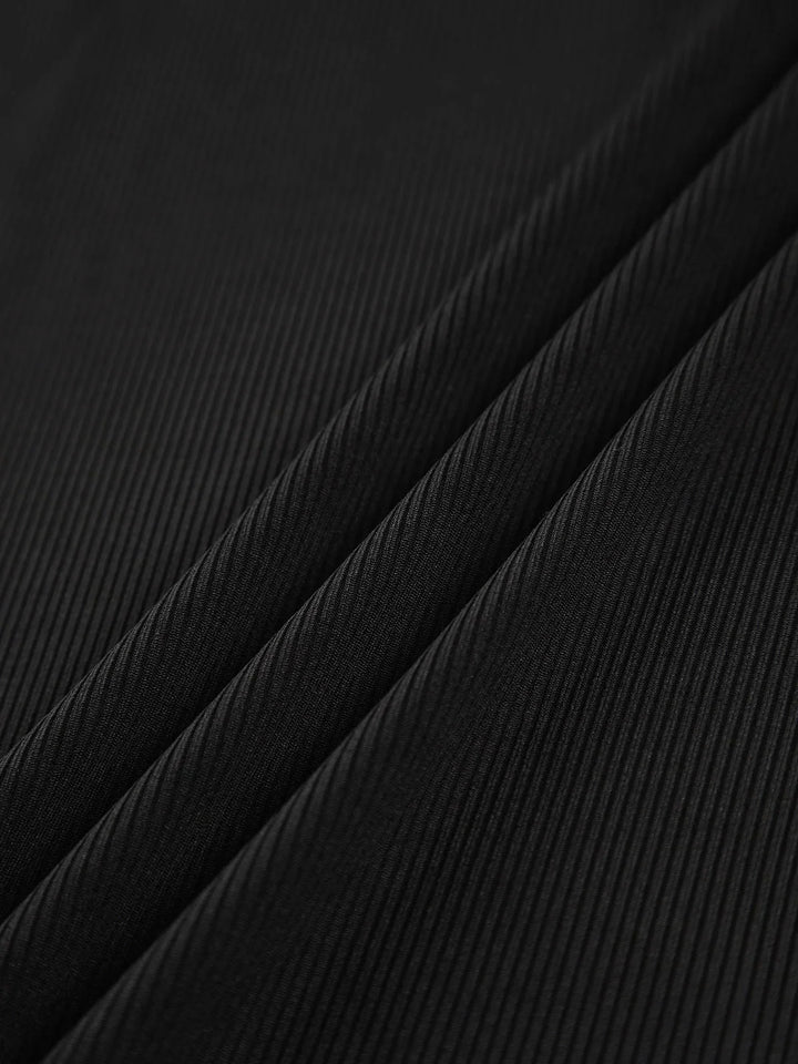 Haut femme asymétrique noir à col montant et découpe, en tissu doux et respirant.