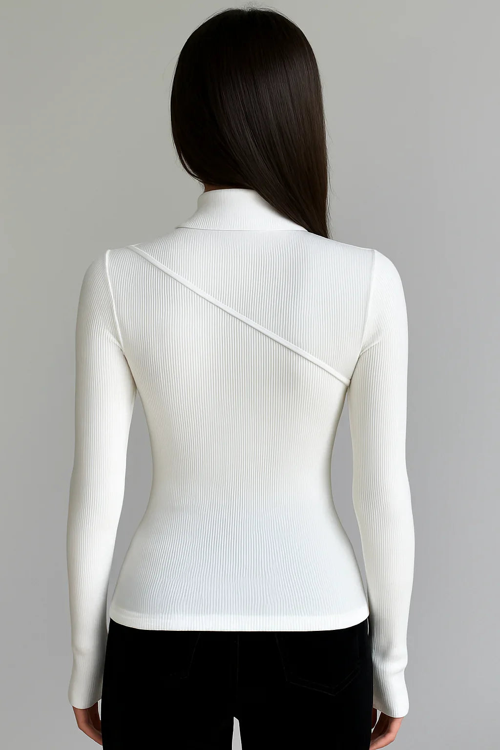 Haut femme blanche col montant, manches longues et tissu extensible pour un confort et une liberté de mouvement.