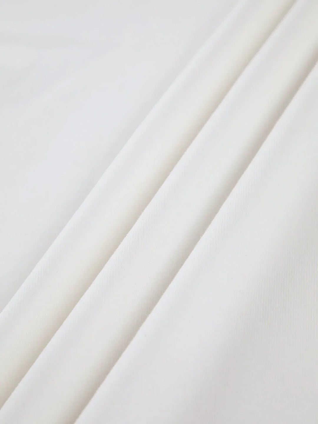Haut femme blanc col montant, manches longues, en tissu extensible, idéal pour des tenues variées.