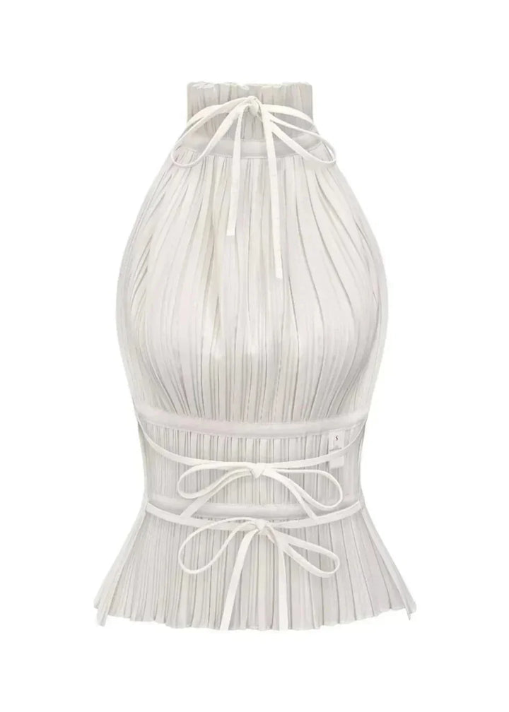 Haut femme dos-nu en tissu léger avec détails en chaîne métallique, idéal pour un look moderne et élégant.