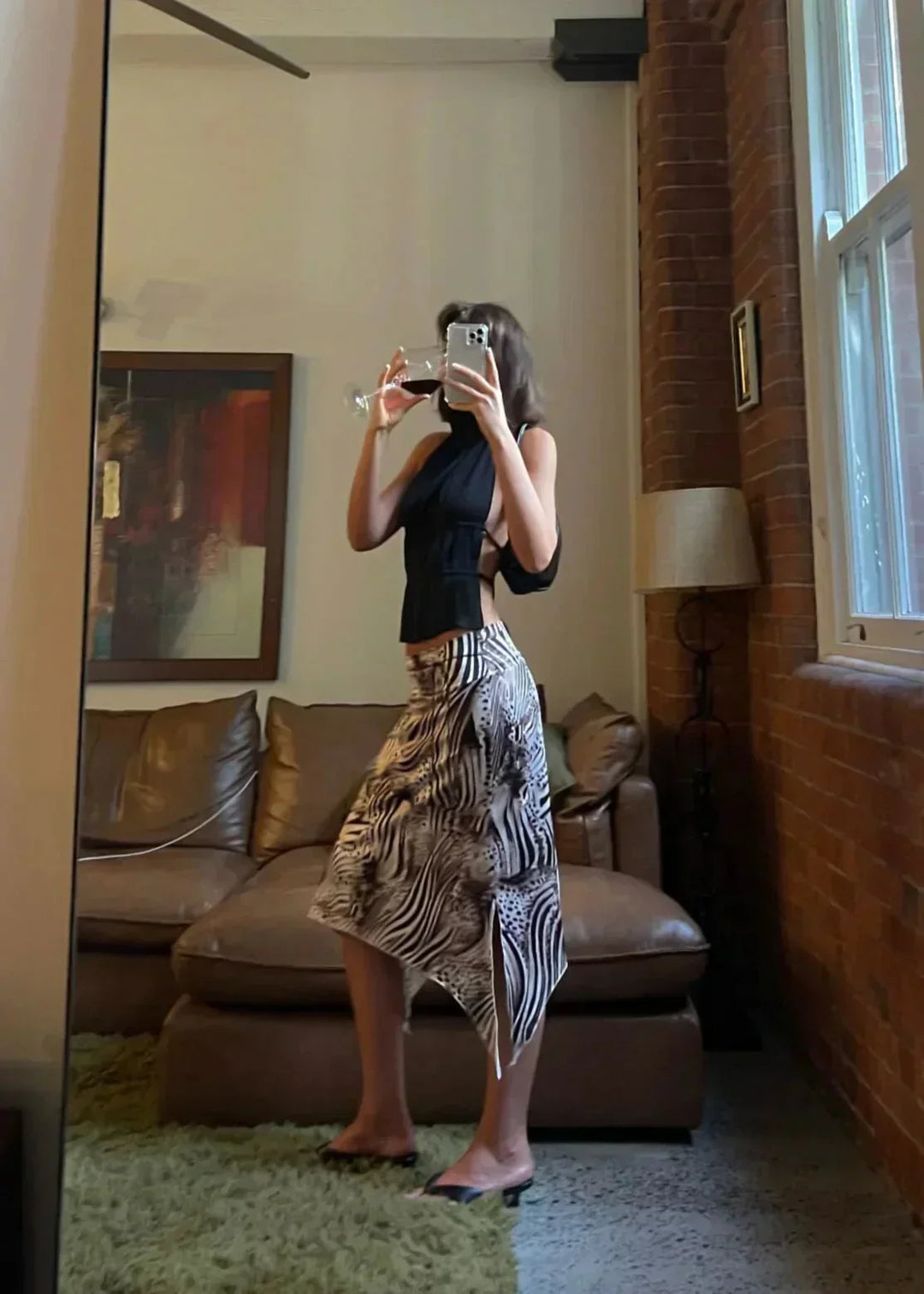 Haut femme dos-nu en tissu léger avec détails en chaîne métallique, au design élégant et moderne pour un look tendance.