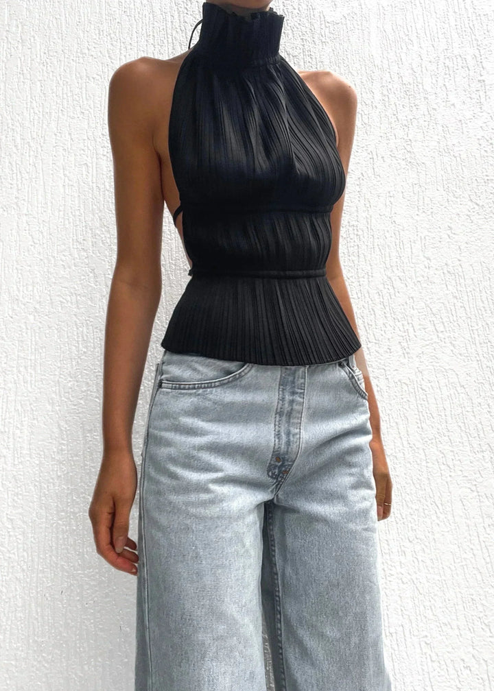 Haut noir femme dos-nu en tissu léger avec détails en chaîne métallique, idéal pour une allure élégante et moderne.