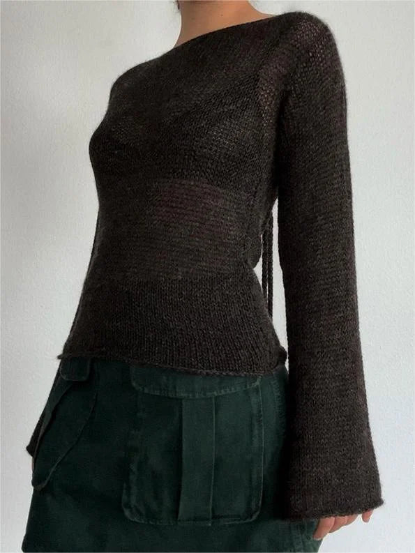 Haut femme tricoté, dos ouvert, manches évasées, en matière douce.