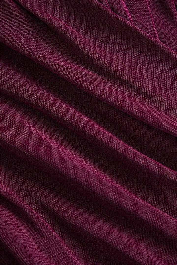 Haut femme noire à manches longues, design plissé transparent en tissu léger pour un style décontracté.